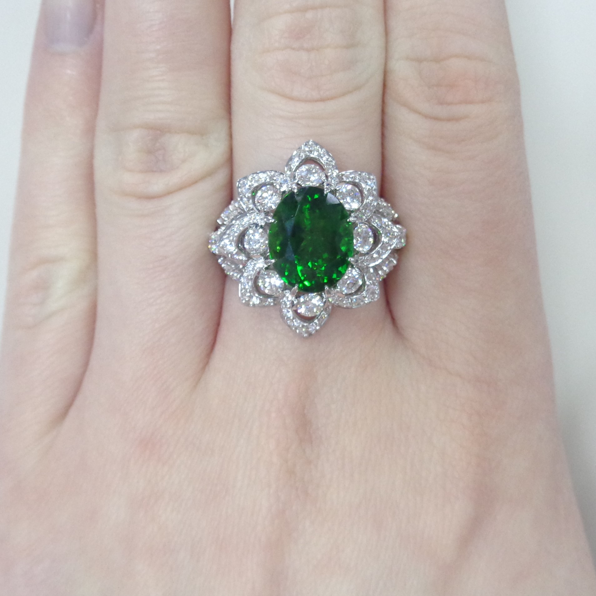 Кольцо из белого золота с хромтурмалином